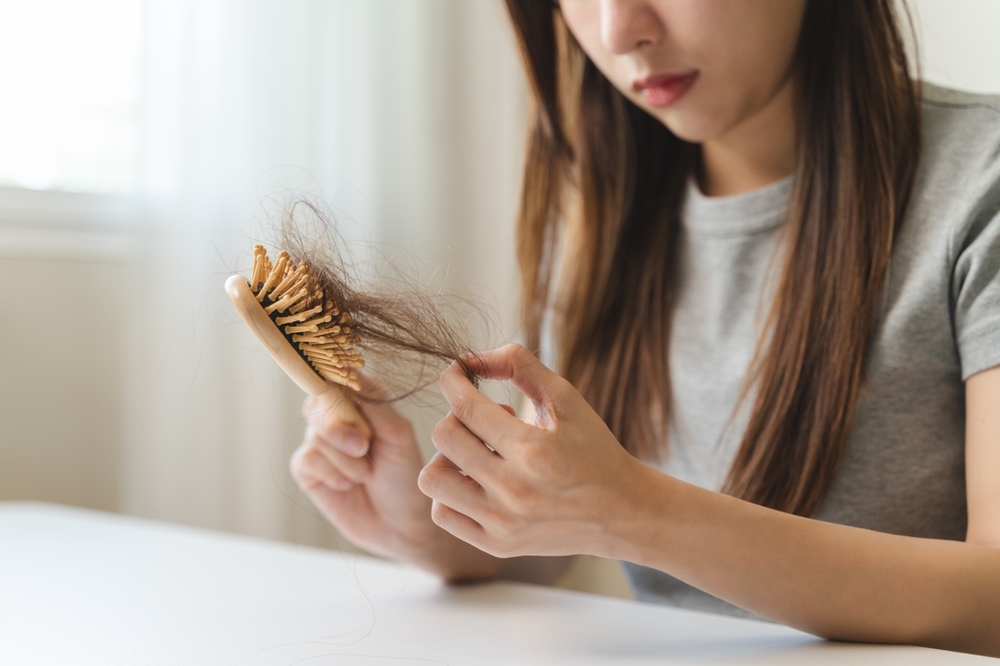 dấu hiệu thận yếu ở phụ nữ là tình trạng rụng tóc nhiều dấu hiệu thận yếu ở phụ nữ là rụng tóc nhiều
