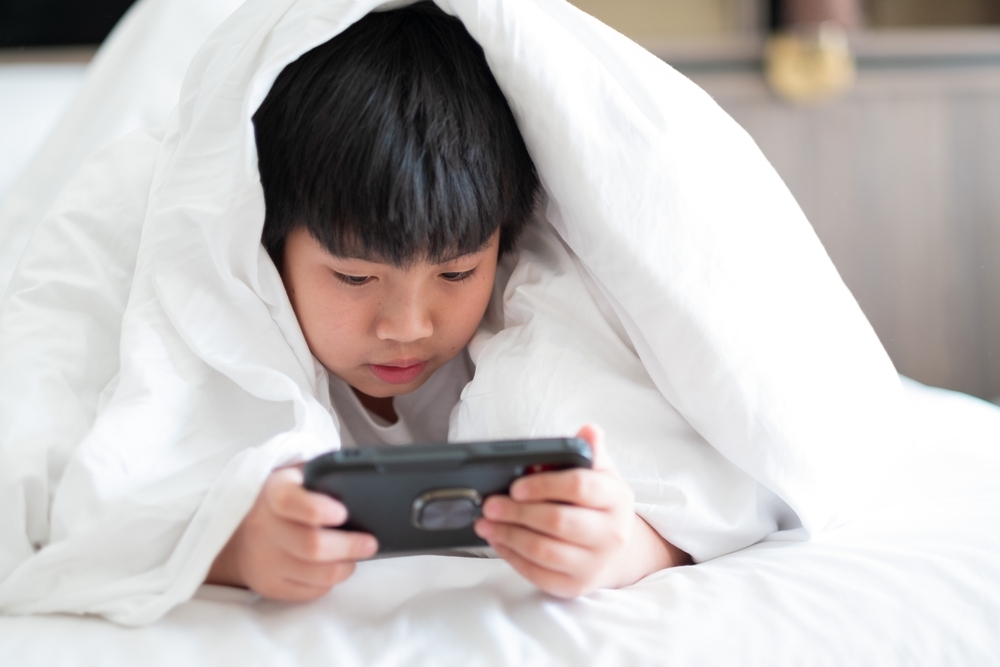 Tình trạng trẻ nghiện điện thoại đang ngày càng nhiều Tình trạng trẻ nghiện điện thoại đang ngày càng phổ biến