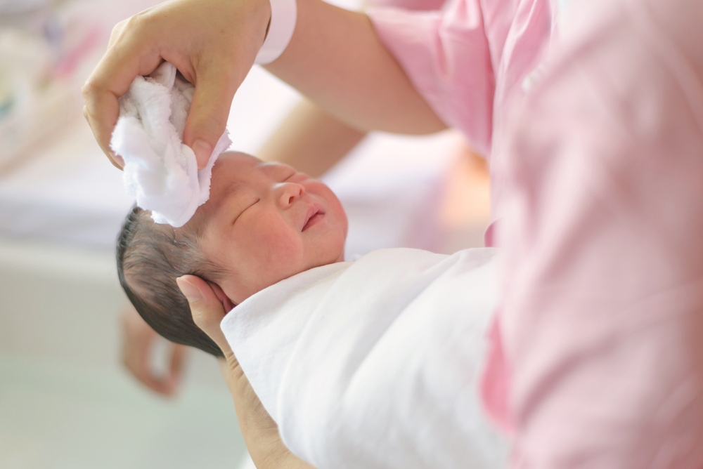 trẻ sơ sinh có nên tắm hàng ngày không và lợi ích và nguy cơ khi tắm hàng ngày cho bé trẻ sơ sinh có nên tắm hàng ngày không và lợi ích và nguy cơ khi tắm hàng ngày cho trẻ sơ sinh