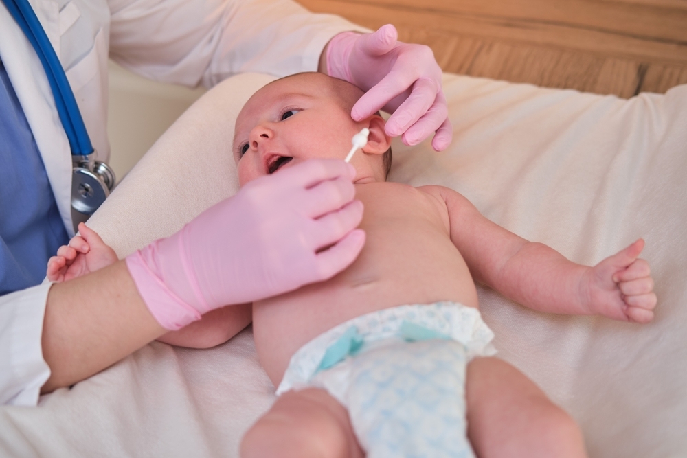 có nên lấy ráy tai cho trẻ sơ sinh và tham khảo ý kiến chuyên môn trước mọi hành động liên quan tới tai có nên lấy ráy tai cho trẻ sơ sinh và tham khảo ý kiến chuyên môn trước mọi hành động liên quan đến tai