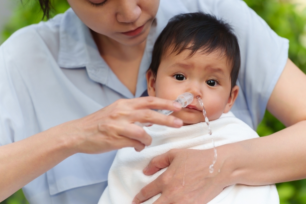 các sai lầm phổ biến khi dùng nước muối sinh lý cho trẻ sơ sinh Những sai lầm phổ biến khi dùng nước muối sinh lý cho trẻ sơ sinh