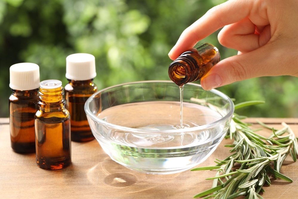Cách massage với tinh dầu tràm giúp giữ ấm cơ thể Cách massage bằng tinh dầu tràm giúp giữ ấm cơ thể