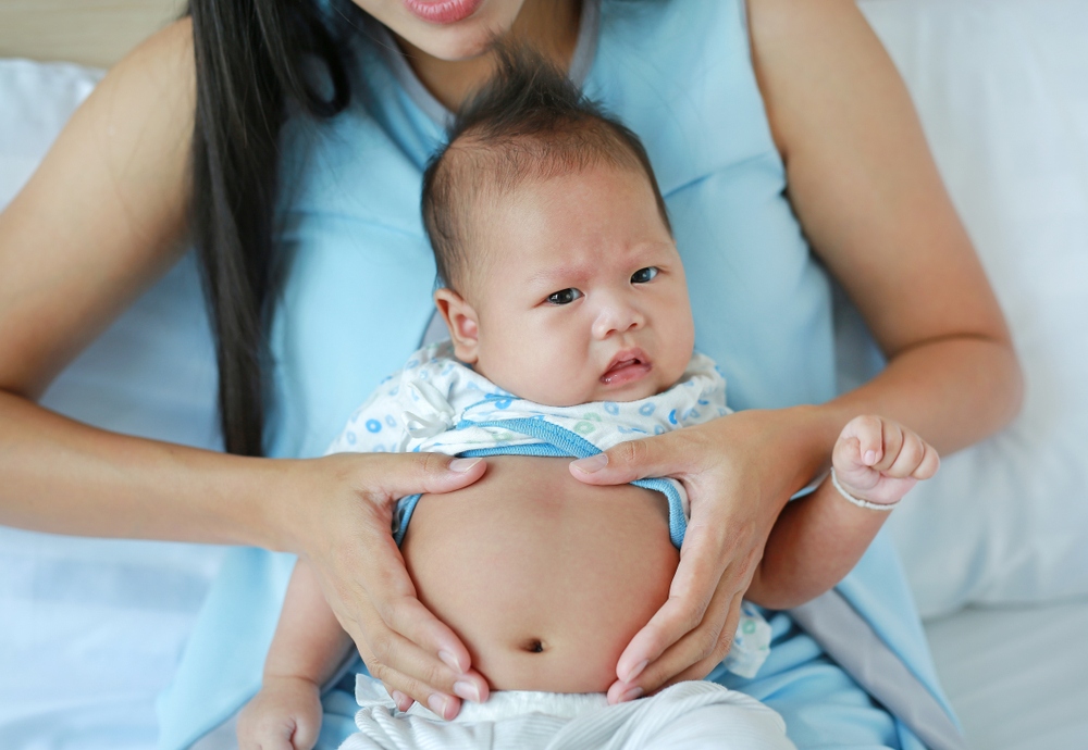 mẹo dân gian chữa đầy hơi cho trẻ sơ sinh​