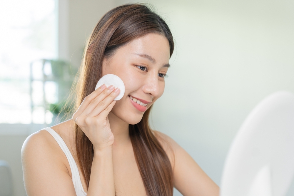 rửa mặt bằng nước muối đúng cách có làm mỏng da không rửa mặt bằng nước muối đúng cách có làm mỏng da