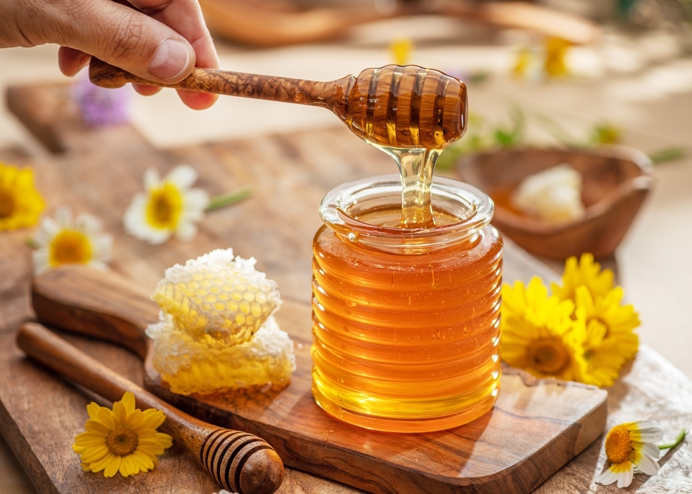 cách phục hồi tóc khô xơ nhanh nhất​ với mật ong