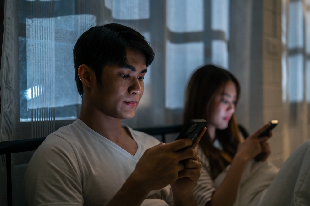 cặp đôi yêu nhau giao tiếp ít hơn cặp đôi yêu nhau giao tiếp trở nên ít hơn
