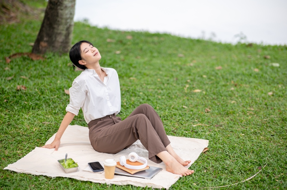 khi người lớn cô đơn​ thì im lặng đôi khi là sự bình yên