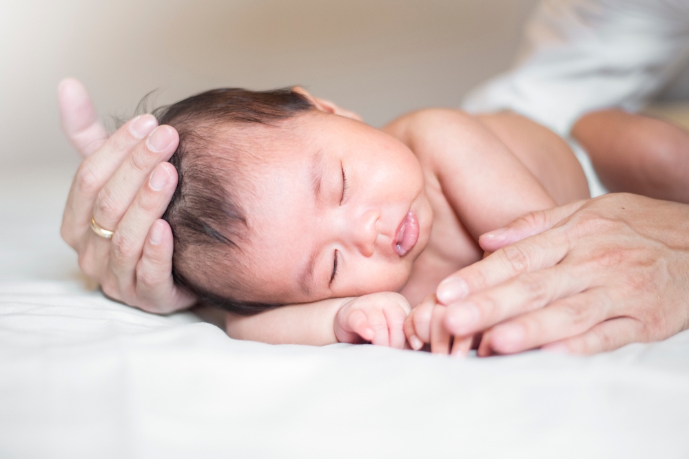 ba mẹ có nên giữ lại tóc máu của trẻ sơ sinh tìm hiểu có nên giữ lại tóc máu của trẻ sơ sinh