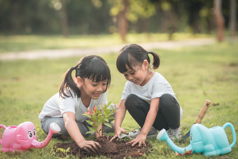 những việc làm bảo vệ môi trường là dạy trẻ yêu thiên nhiên