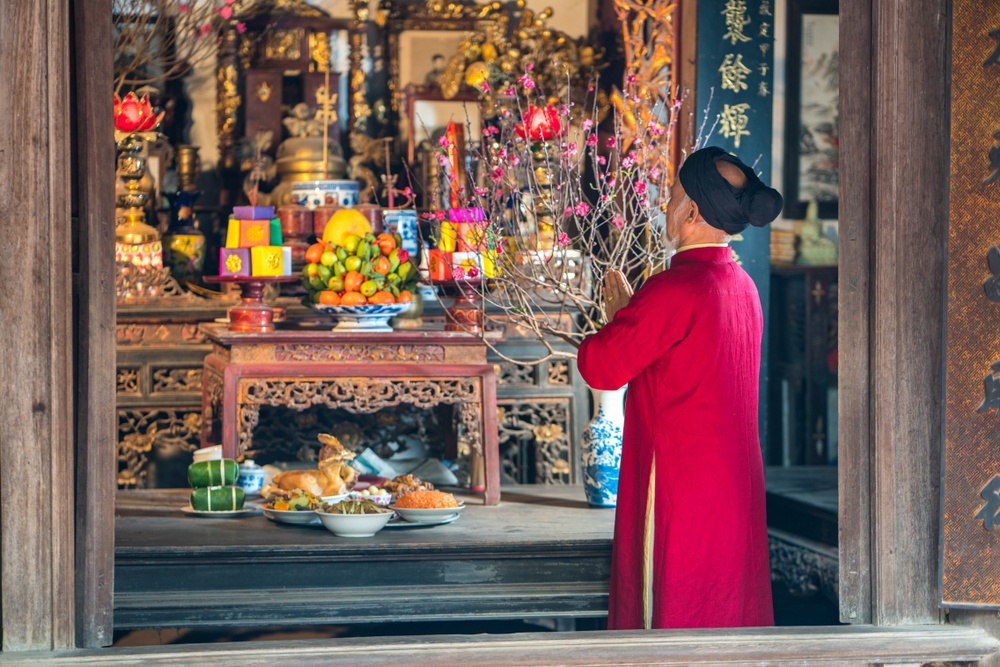 Ý nghĩa tâm linh từ việc thắp hương mùng 1 Ý nghĩa tâm linh của việc thắp hương mùng 1