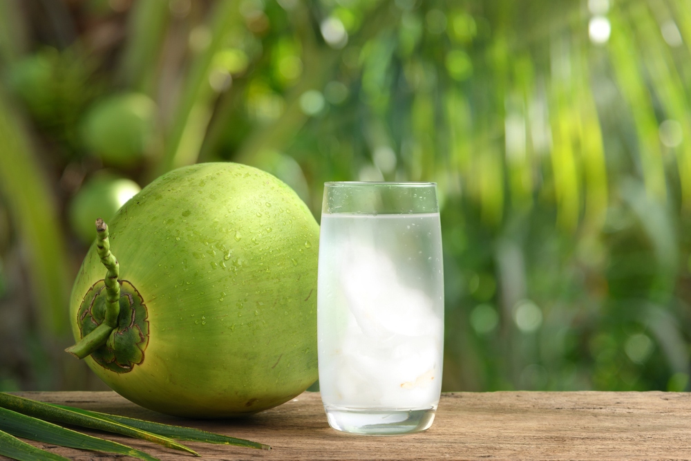 uống gì để trắng da nhanh nhất là nước dừa