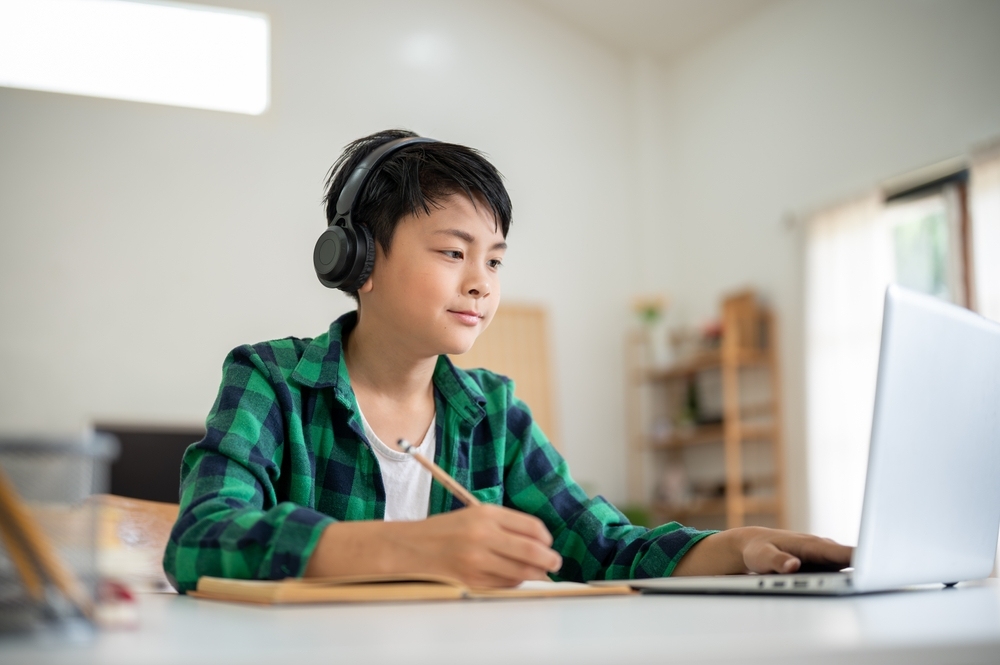 Không gian ảo đang trở thành môi trường sống thứ hai của giới trẻ Không gian ảo đang trở thành môi trường sống thứ hai của trẻ