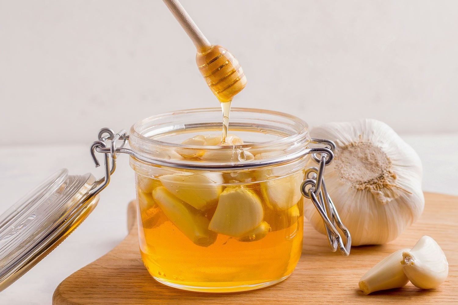 Người đau dạ dày cần lưu ý gì về tác hại của tỏi ngâm mật ong? 22 tác hại của tỏi ngâm mật ong