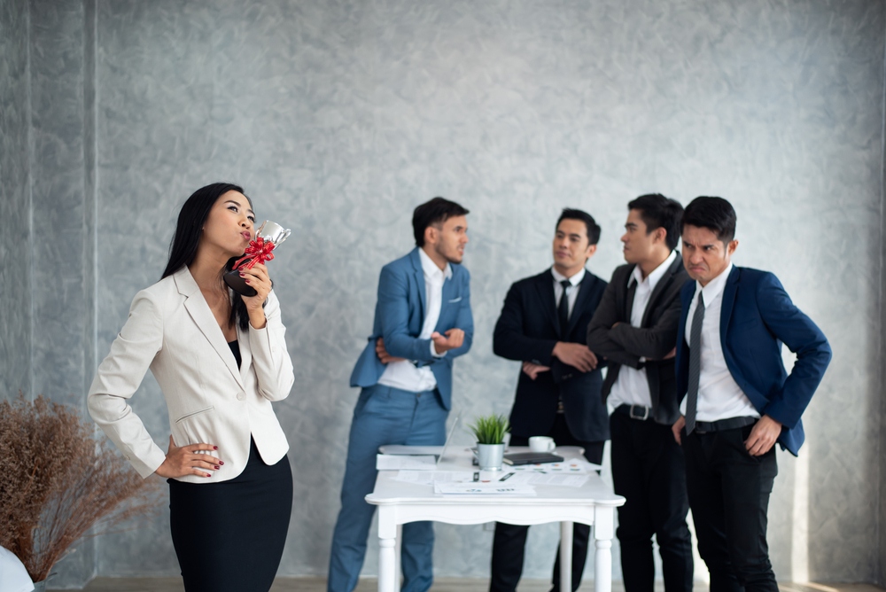 thể hiện bản thân không đúng hoàn cảnh